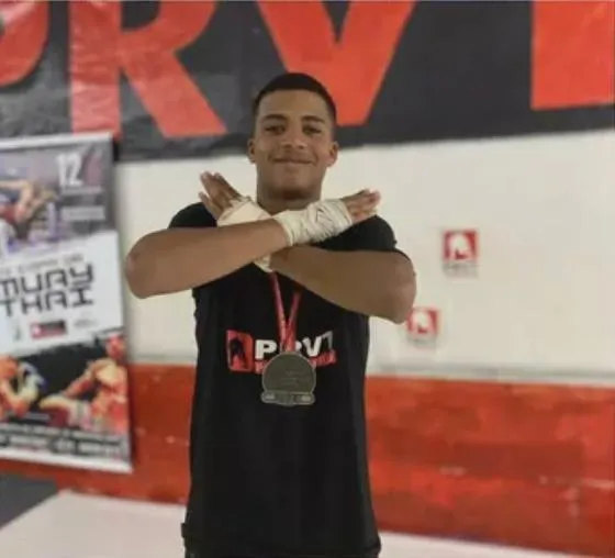 Vítor foi atingido por um tiro enquanto estava em um bar com amigos 