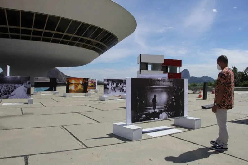Cássio, de Cuiabá, acabou de vir de Petrópolis e foi ao MAC admirar as exposições