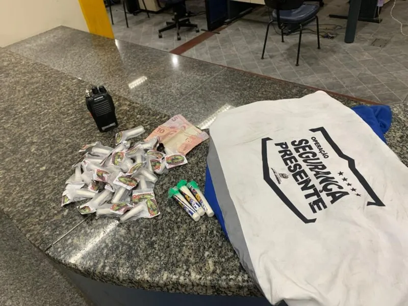 Com ele, foram encontrados 27 pinos de cocaína e um rádio transmissor
