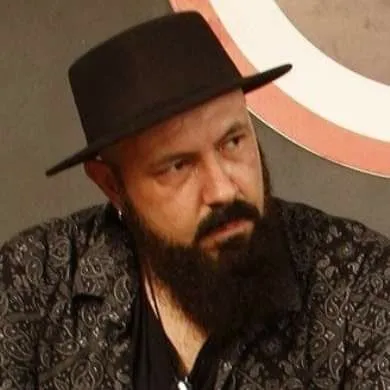 Romulo Narducci, autor do livro "Me dê um tiro, mas não me venha com poemas de amor"