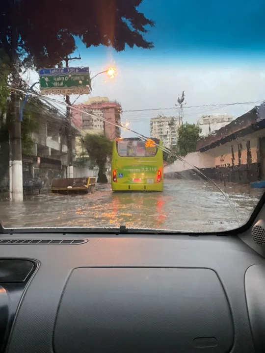 Rua ao lado do Caio Martins em Niterói, no momento, se encontra completamente alagada