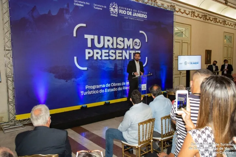 Governador Cláudio Castro durante pronunciamento no Palácio Guanabra