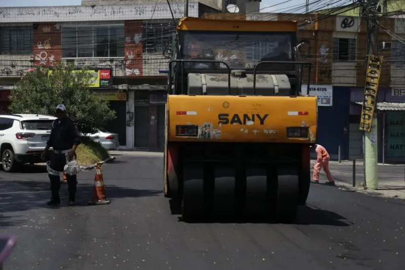 Na manhã desta segunda-feira, foram asfaltadas as ruas no entorno da Praça Leonor Corrêa