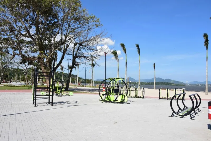 Às margens da lagoa, o espaço terá ampla área de lazer e de convivência e deverá ser entregue à população em maio deste ano, mês de aniversário da cidade