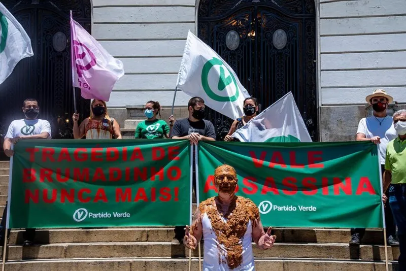 O protesto é contra a Vale devido ao rompimento da barragem, em 2019