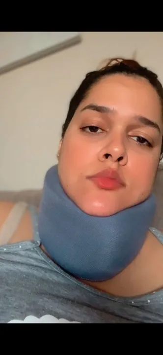 Hoje, Ana vive com um colar cervical para evitar engasgos enquanto come 