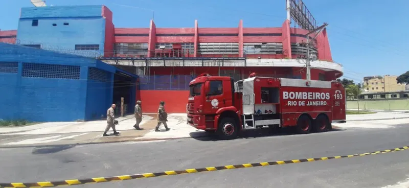 O fogo teve início no estabelecimento e não se propagou para além dele, sendo controlado pelos bombeiros 