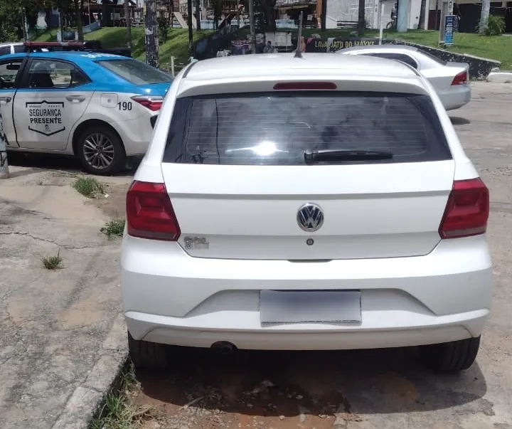 Carro roubado foi recuperado