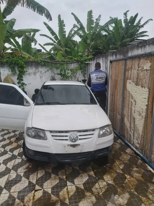 Foram encontrados veículos roubados no quintal da casa