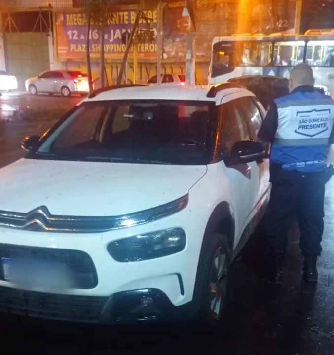 O veículo constava como roubado no sistema da polícia