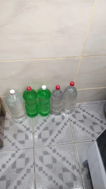 Moradores vivem a base de baldes, garrafas de água e caminhões-pipa