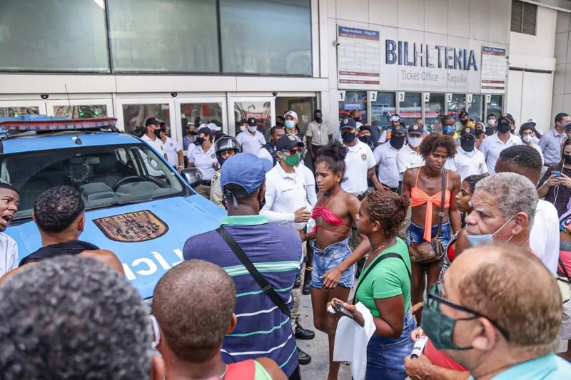 Imagem ilustrativa da imagem Grupo protesta contra morte de ambulante nas Barcas, em Niterói