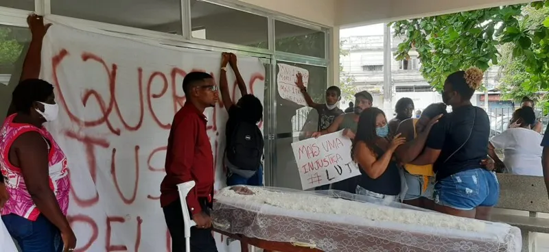 Parentes protestaram no cemitério durante o velório de Hyago