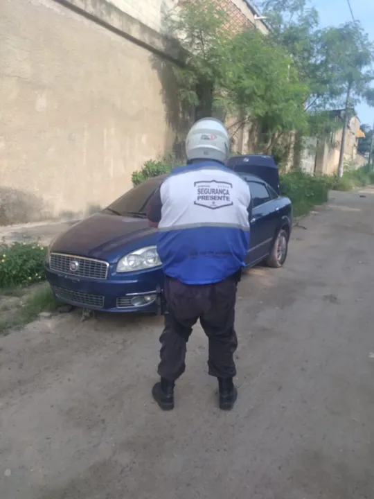 Os agentes foram até o local e encontraram o veículo