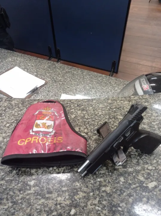 Com ele, foi apreendida uma pistola