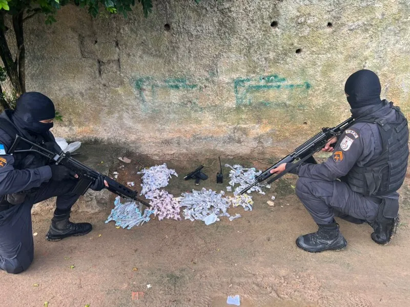 Os agentes estavam no local realizando uma ação para retirada de barricadas quando foram atacados a tiros