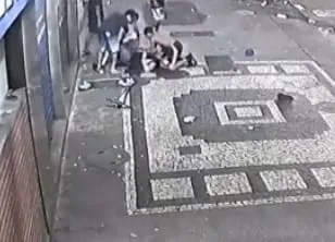 Pedestre foi roubado e espancado por cinco homens no Rio