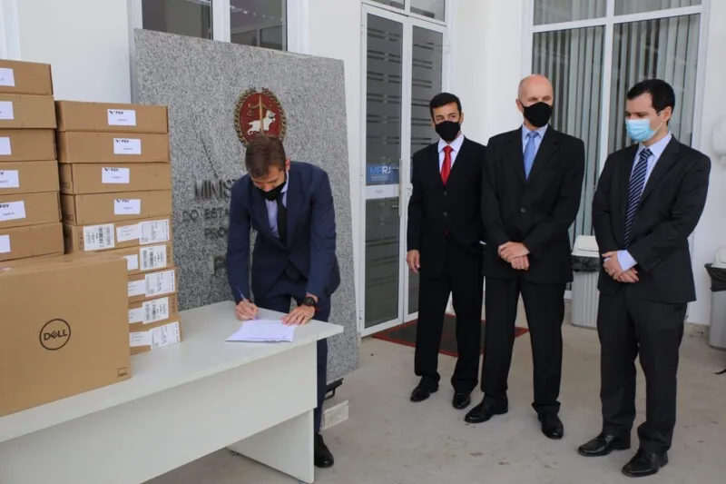 A próxima entrega para Petrópolis está prevista para o início de março, com a doação de mais 80 laptops