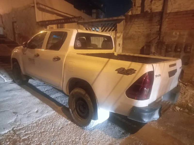 O carro branco foi recuperado na última sexta-feira (25)