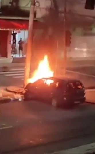 Carro foi incendiado com duas pessoas dentro