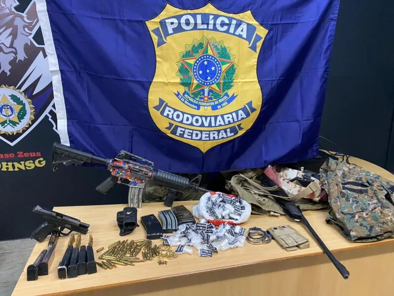 No interior do carro a polícia apreendeu um fuzil 556, quatro carregadores de fuzil, uma pistola com sete carregadores e material tático