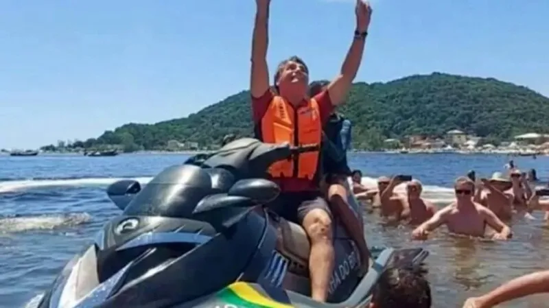 Bolsonaro passeia de jet ski durante férias em Santa Catarina