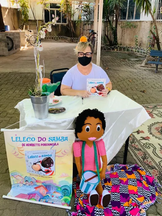 Henriette esteve presente hoje no colégio e deu autógrafos