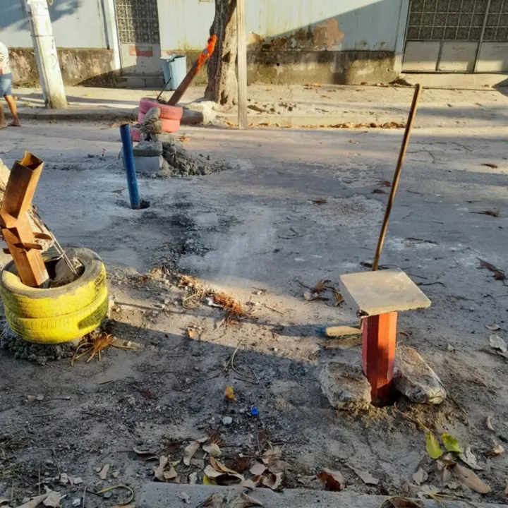 Obstáculos são instalados por traficantes para impedir ações da PM