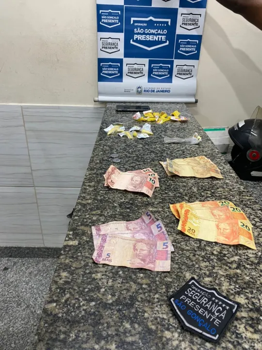O homem foi preso com drogas e dinheiro