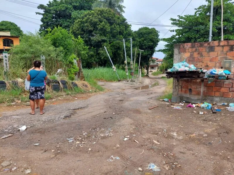 Trecho é utilizado por motoristas que 'cortam caminho' e prejudicam ainda mais a rua