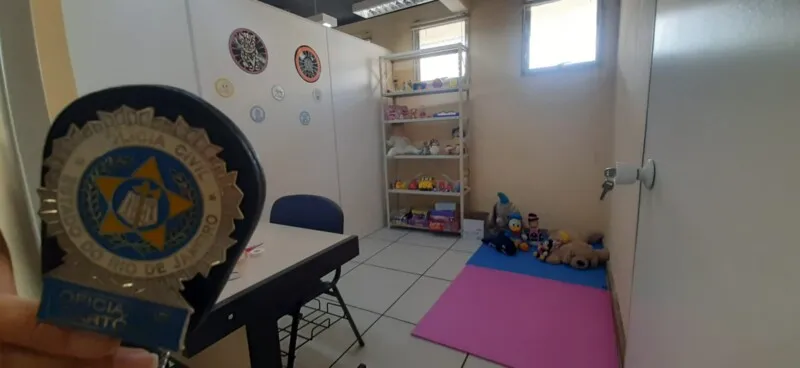 Preparada com todo carinho pela equipe da 72° DP (Mutuá), o ambiente infantil foi instalado numa parte da sala de reuniões da distrital