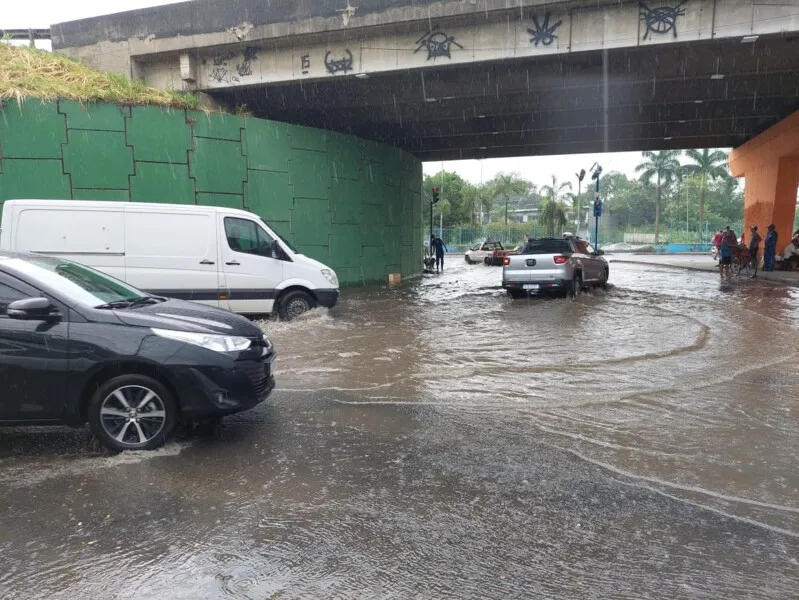 A chuva alagou alguns pontos de São Gonçalo nesta terça-feira (29)