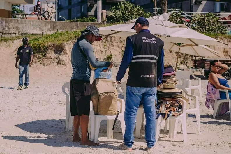 Agentes abordam vendedores para explicar sobre as regras, e, em caso de necessidade, realizam a apreensão de materiais irregulares