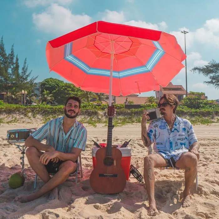 Clipe tem clima descontraído e 'praieiro''