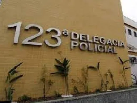 A responsável pelo local se apresentou aos agentes, foi encaminhada para a delegacia e presa
