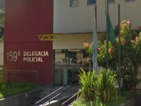 Durante buscas no imóvel do acusado, os agentes encontraram uma pistola com numeração raspada