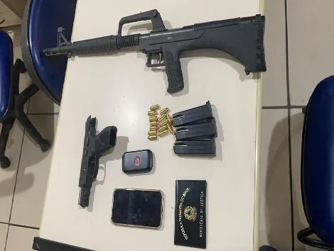Foram apreendidas uma pistola e uma réplica de fuzil