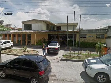 O acusado não ofereceu resistência no momento da abordagem policial