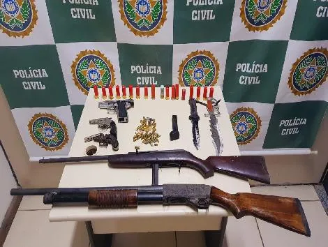 As armas apreendidas foram uma pistola com numeração raspada, dois revólveres, uma espingarda e uma carabina