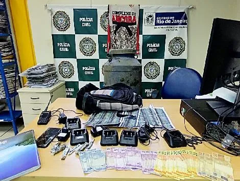  Ele foi levado para a delegacia e autuado em flagrante por tráfico de drogas e associação para o tráfico