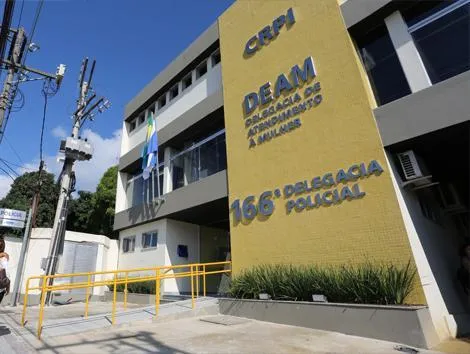  No momento da abordagem, ele tentou se disfarçar, mas não resistiu à prisão