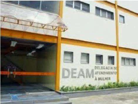 Segundo os agentes, em 2004, o criminoso atingiu a barriga da sua companheira com uma garrafa quebrada