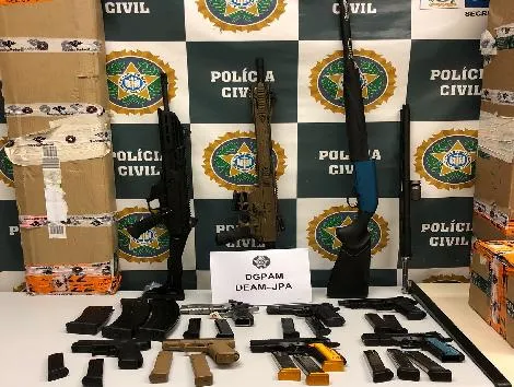 Ao todo, foram apreendidas sete pistolas, duas espingardas, uma carabina e 22 carregadores