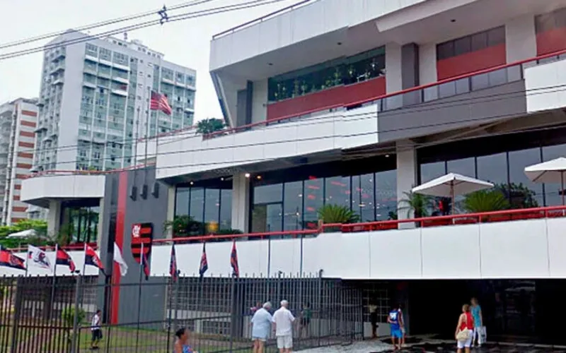 A criança de 10 anos foi encurralada dentro dos vestiários.