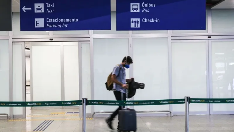 Governo brasileiro ainda não publicou a regulamentação do passaporte da vacina para entrar no país.