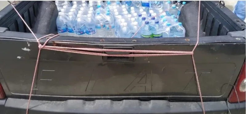 Garrafas d'águas foram apreendidas com o suspeito