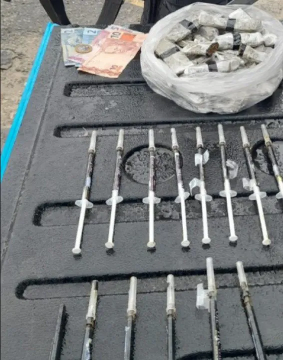 Foram apreendidas 17 seringas e 84 buchas de maconha