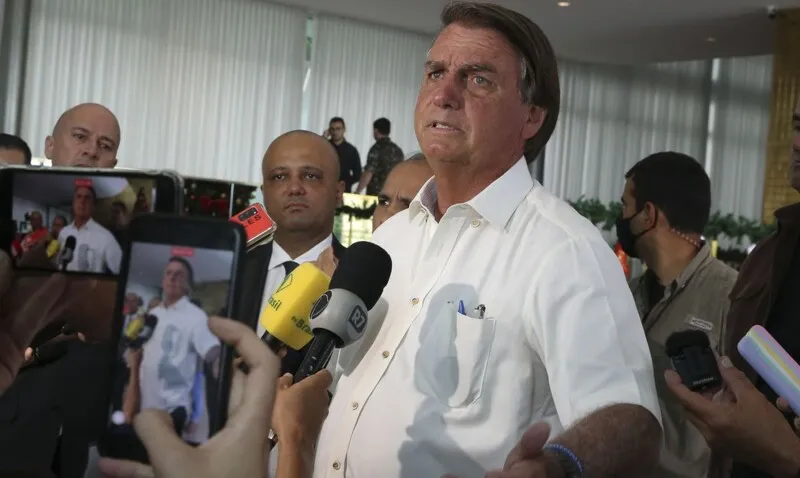 Bolsonaro apresenta melhora clínica após dor abdominal