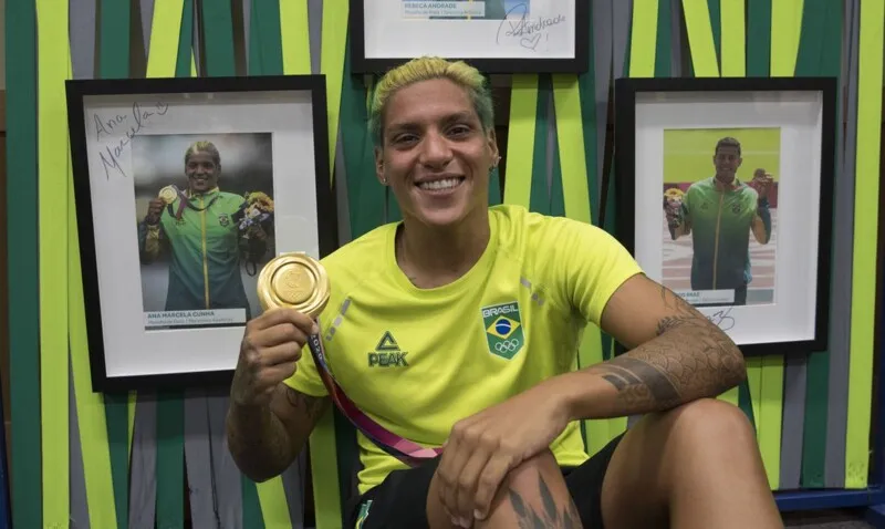 Nadadora é a oitava atleta do país a subir ao pódio na edição japonesa