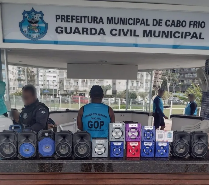 17 caixinhas de som foram apreendidas em praia de Cabo Frio